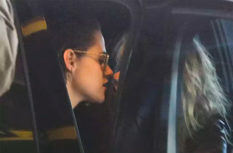 Sau mối tình đồng tính không thành với Miley Cyrus, thiên thần Victoria’s Secret hẹn hò với nữ diễn viên Kristen Stewart. Mối tình của họ khiến fan của nàng Bella ngạc nhiên và không tin cho tới khi nhìn thấy bức ảnh hai người hôn nhau được paparazzi chụp trộm ở Milan.