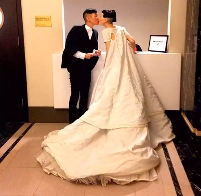 Người mẫu Jenny Shimizu, một trong những người tình đồng tính của Angelina Jolie đã kết hôn với Michelle Harper vài ngày sau khi Jolie chính thức lên xe hoa với Brad Pitt và đây là nụ hôn hai người trao nhau trong ngày cưới.