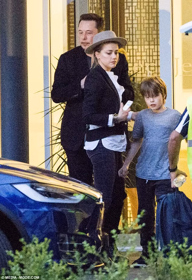 Mới đây, bố của Amber tiết lộ con gái ông và người tình tỷ phú đang có mối quan hệ rất nghiêm túc và cả hai đang tính tới chuyện kết hôn. Tuy nhiên, một nguồn tin thân cận với tỷ phú 45 tuổi lại khẳng định cặp tình nhân không có kế hoạch trăm năm. (Ảnh: Media-mode)