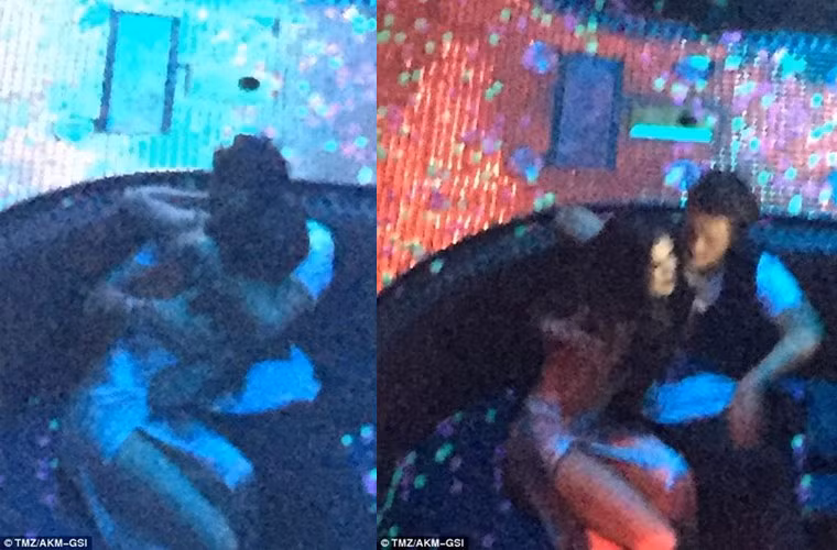 Tháng 5/2016, mặc dù đang hẹn hò với Katy Perry, nhưng Orlando Bloom lại bị bắt gặp ôm hôn nữ ca sĩ Selena Gomez trong hộp đêm. Những bức ảnh mà paparazzi chộp được trong một quán bar ở Las Vegas cho thấy hai Orlando và Selena ôm chặt lấy nhau, hôn nhau như một cặp tình nhân. (Ảnh: AKM-GSI)