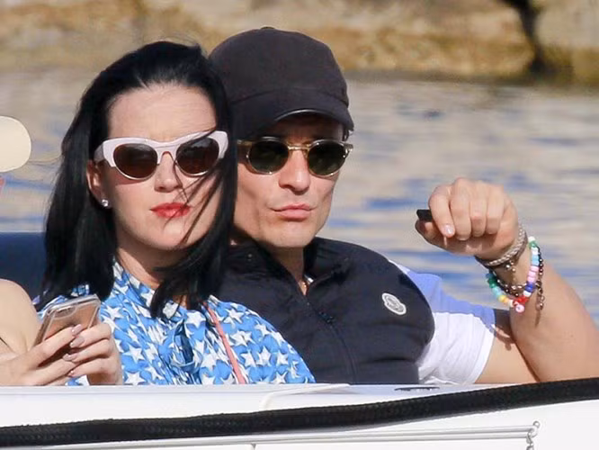 Katy Perry và Orlando Bloom bắt đầu trở nên thân mật từ bữa tiệc sau giải Quả Cầu Vàng tháng 1/2016. Nữ ca sĩ nói chuyện với nam tài tử Hollywood 30 phút và họ còn uống chung đồ uống với nhau. (Ảnh: AKM-GSI)