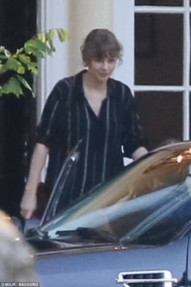 Sau ba tháng mai danh ẩn tích, Taylor Swift xuất hiện trong bộ dạng phờ phạc, già nua. (Ảnh: MGJR)