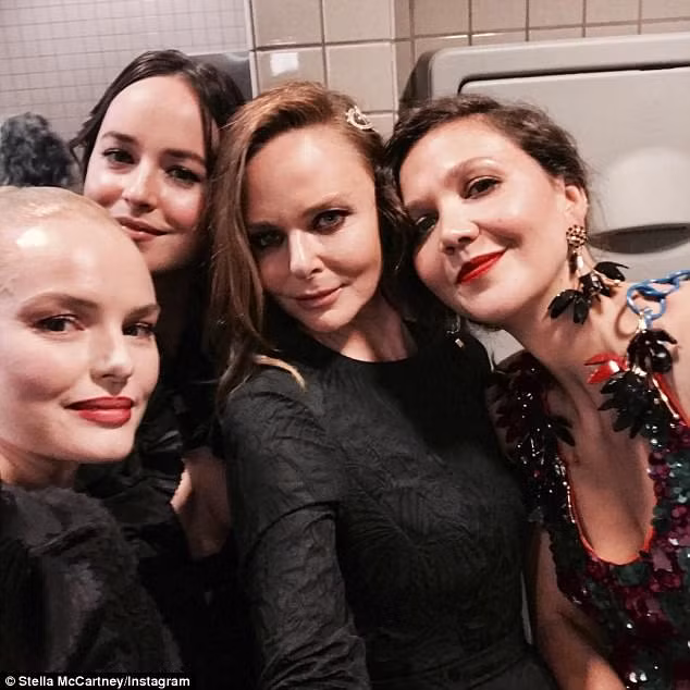 Stella McCartney, Kate Bosworth (trái), Dakota Johnson (giữa) và Maggie Gyllenhaal (phải) cùng nhau đọ sắc trong nhà vệ sinh khi tới dự sự kiện Met Gala tổ chức ở Bảo tàng Nghệ thuật Metropolitan. (Ảnh: Instagram)