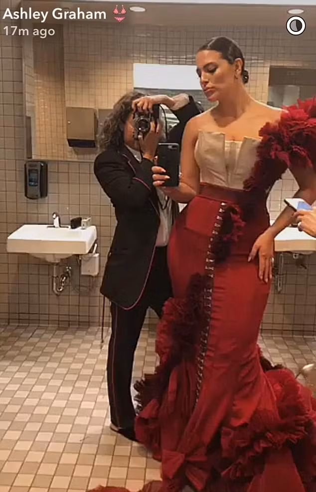 Thậm chí nhiếp ảnh gia Cass Bird còn vào tận phòng vệ sinh để tác nghiệp, ghi lại những khoảnh khắc đáng nhớ này. (Ảnh: Instagram)