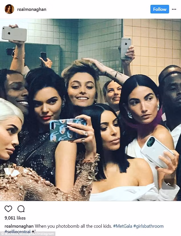 Mọi người còn trêu nhau tiếng trò chuyện của các sao trong toilet khiến không ai còn nghe thấy tiếng giật nước của toilet gần đó. (Ảnh: Instagram)