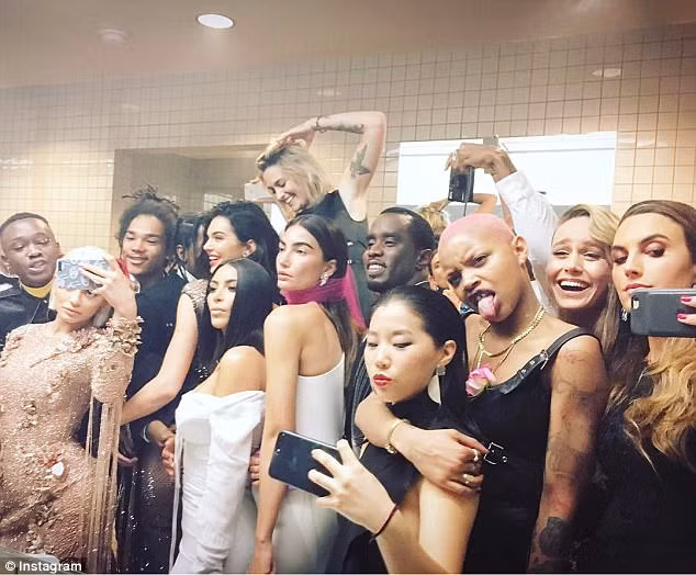Mỗi người một máy, một người một kiểu tạo dáng, hàng chục sao Hollywood đứng trong toilet selfie thật lâu. (Ảnh: Instagram)