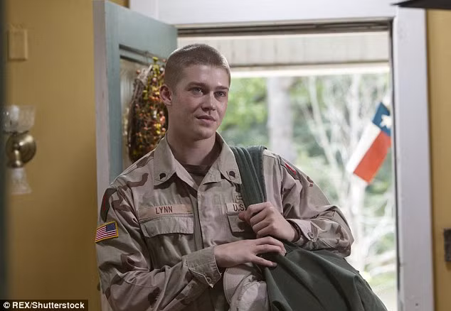 Joe Alwyn được mọi người nhớ tới vai vai diễn một anh lính trong phim Billy Lynn's Long Halftime Walk của đạo diễn Lý An. Vai diễn này cũng giúp anh tạo bước đột phá trong sự nghiệp diễn xuất. (Ảnh: Rex)