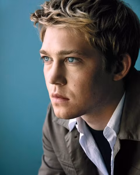 Sắp tới đây, Joe Alwyn sẽ xuất hiện trong một loạt phim mới như The Sense of an Ending. Sau khi ký hợp đồng với công ty Creative Artists Agency (CAA), Joe lại có vai trong bộ phim kinh dị Keepers của đạo diễn Kristoffer Nyholm. (Ảnh: Rolling Stone)