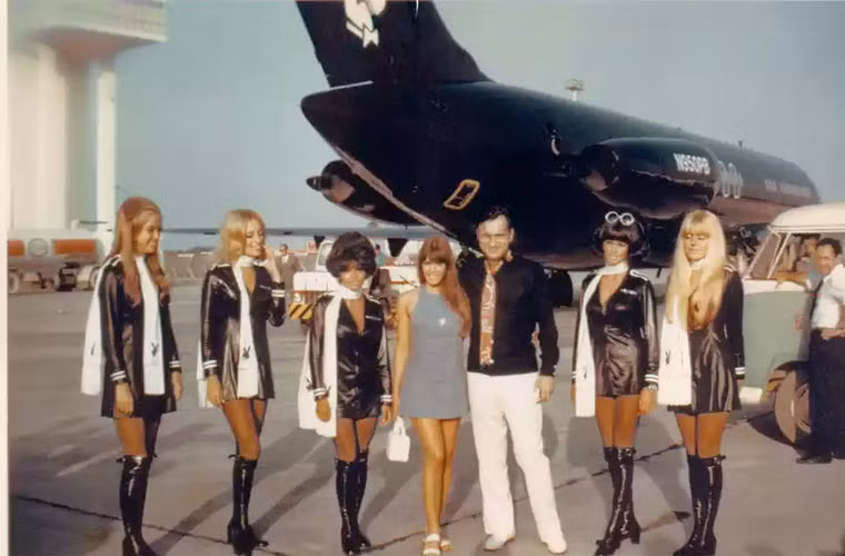 Hugh Hefner có một chiếc máy bay riêng mua vào cuối những năm 60 để đưa ông và các người mẫu Playboy cùng các khách mời là những ngôi sao đi vòng quanh thế giới để tận hưởng những cuộc vui sex. Chiếc máy bay được Hugh đặt tên là Big Bunny (Thỏ béo) có giá 5 triệu USD và được sử dụng trong vòng 6 năm. Chiếc máy bay có sức chứa 38 hành khách, có phòng ngủ, phòng khách, phòng ăn, quầy bar. Playboy đã bán Thỏ béo vào năm 1975 và nó được dùng để chở khách cho tới năm 2004.