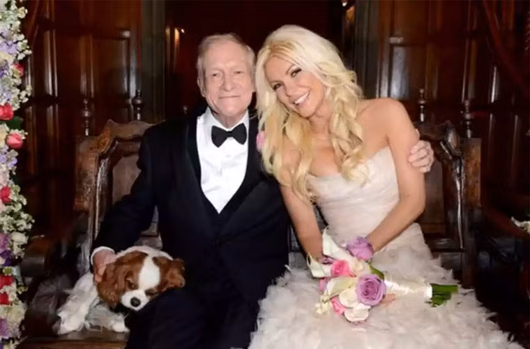 Trước khi làm đám cưới với Hugh Hefner vào ngày 31/12/2013, Crystal Harris phải ký hợp đồng tiền hôn nhân với những điều khoản rất “rắn”. Theo đó, toàn bộ tài sản trị giá 43 triệu USD của Hugh sẽ được di chúc cho các con riêng của ông, trường Đại học Nam California và một loạt các tổ chức thiện nguyện. Bản thân Crystal sẽ không được xu nào từ ông chồng già triệu phú.