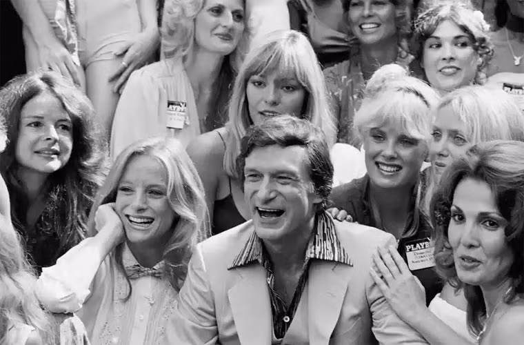 Trong những năm 70 của thế kỷ trước, được làm người mẫu của tạp chí Playboy là đỉnh cao thành tựu của một người mẫu hay diễn viên trẻ. Đó là những năm tháng của sex, ma túy và rock n roll. Theo Holly Madison, một người mẫu Playboy thì Hugh Hefner từng mời cô dùng ma túy trong đêm đầu tiên cô tiệc tùng với ông và khi Holly không đồng ý thì ông chủ Playboy trả lời: “Thông thường tôi không cho dùng ma túy, nhưng ở thập niên 70, ma túy được gọi là thuốc kích dục”.