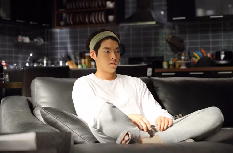 Trong phim Twenty đóng năm 2015, Kim Woo Bin vào vai anh chàng Chi Ho, người có khả năng quyến rũ phụ nữ bằng ánh mắt. Chi Ho là một vai diễn khác chất với những vai mà Kim Woo Bin từng đóng. Với vai diễn này, khán giả sẽ sẽ tò mò và đi từ ngạc nhiên này tới ngạc nhiên khác khi theo dõi nhân vật Chi Ho.