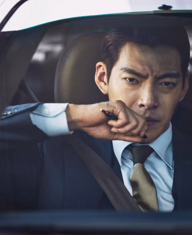 Trong Master (2016), Kim Woo Bin vào vai kẻ đứng đằng sau vụ lừa đảo và là cánh tay phải doanh nhân Jin - (Lee Byung Hun thủ vai) người sở hữu một công ty đang trong tình trạng khủng hoảng vì dính phải một vụ lừa đảo. Với vẻ ngoài ngạo mạn, pha chút ngông cuồng, bất cần, nam tài tử sinh năm 1989 lại khiến fan nữ phải chao đảo trong vai diễn này. (Ảnh: Internet)