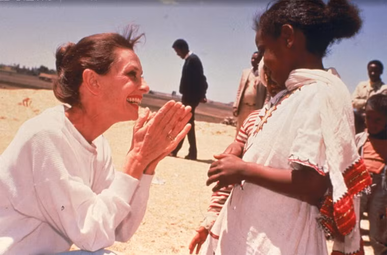 Khi lớn tuổi, niềm đam mê của Audrey Hepburn chính là những hoạt động xã hội. Trong ảnh là chuyến đi đầu tiên của bà với tư cách đại sứ thiện chí Unicef tới Ethiopia. Trong những chuyến công tác của mình bà từng tới Việt Nam, Trung Phi, Ethiopia để làm việc với chính phủ các nước về những biện pháp cung cấp nước sạch và phân phát thực phẩm. (Ảnh: Getty Images)