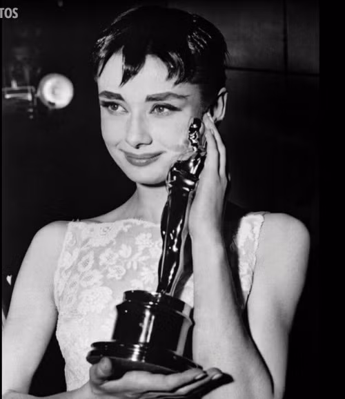 Cũng chính nhờ Roman Holiday mà Audrey Hepburn đã giành được giải Oscar đầu tiên và duy nhất. Audrey Hepburn là một trong số ít nghệ sĩ đã giành cả giải Oscar, Emmy, Grammy và Tony. (Ảnh: Getty Images)