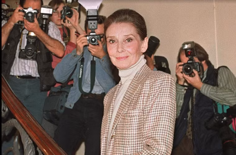 Audrey Hepburn được Tổng thống Mỹ George H.W. Bush phong tặng Huân chương Tự do Tổng thống để ghi nhận đóng góp dưới cương vị của một Đại sứ Thiện chí của UNICEF vào tháng 12/1992. Một tháng sau, Hepburn qua đời vì căn bệnh ung thư ruột thừa tại tư gia ở Thụy Sĩ, khi bà 63 tuổi. (Ảnh: Getty Images)