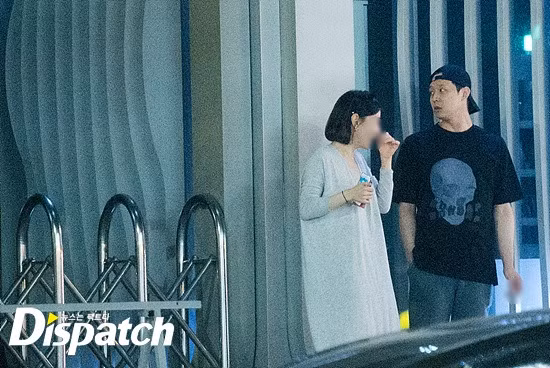 Theo phóng viên Dispatch, ban đầu, hai người còn tỏ ra e ngại nhưng rồi họ bỏ qua ngại ngùng, ôm hôn nhau tự nhiên như chốn không người.