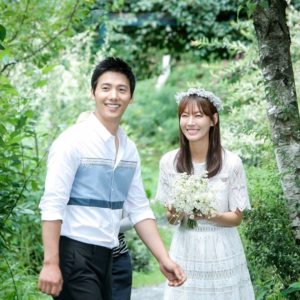 “Hai người gặp nhau khi đóng chung phim Happy Home và bước vào giai đoạn tìm hiểu nghiêm túc khi cả hai cùng cổ vũ nhau trong nghề nghiệp. Trải qua tình yêu và sự tin tưởng lẫn nhau, hai người đã hứa sẽ trở thành bạn đồng hành dài lâu của nhau”, tuyên bố viết. (Ảnh: Instagram)