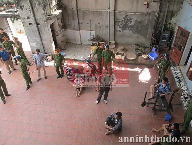 Lực lượng CSHS CATP Hà Nội kết hợp với các lực lượng công an huyện Sóc Sơn và công an xã Kim Lũ kiểm soát tình hình tại nhà nghi can