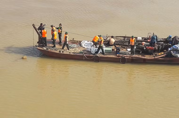 Khoảng 13h45, người nhái đã tiếp cận được quả bom và bắt đầu tiến hành công tác trục vớt.