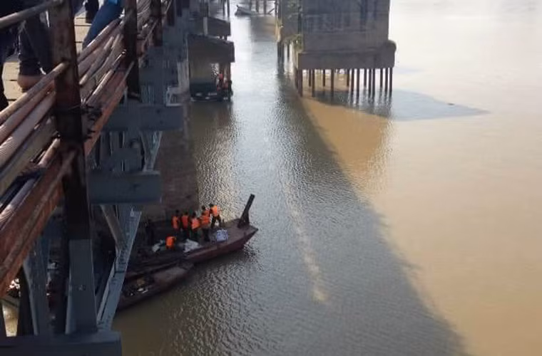 Đến 13h, lực lượng quân đội bắt đầu công tác trục vớt quả bom nằm ngay dưới chân cầu.