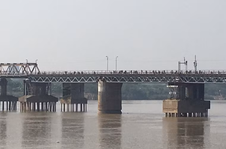 Lúc 12h30 phút trưa nay (28/11), toàn bộ các tàu bè qua lại trên sông Hồng gần đoạn gần nơi phát hiện có bom ở chân cầu Long Biên đã bị cấm để phục vụ công tác trục vớt quả bom còn sót lại từ thời chiến tranh.