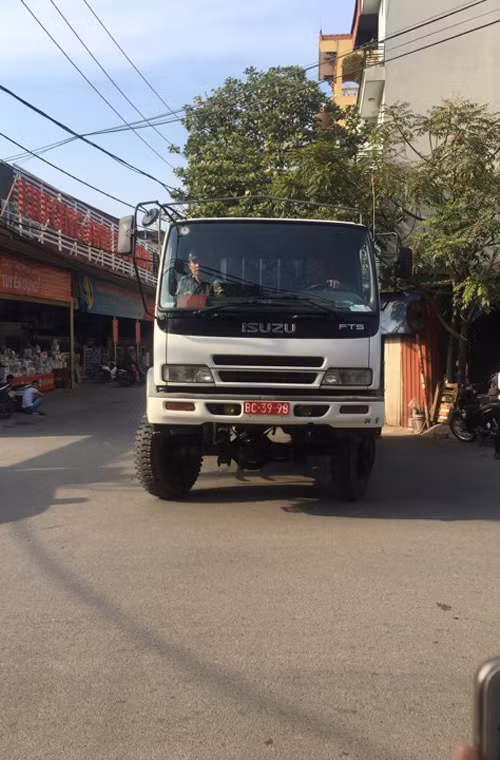 Xe chở quả bom đi tới nơi tiêu hủy đã chờ sẵn sàng.