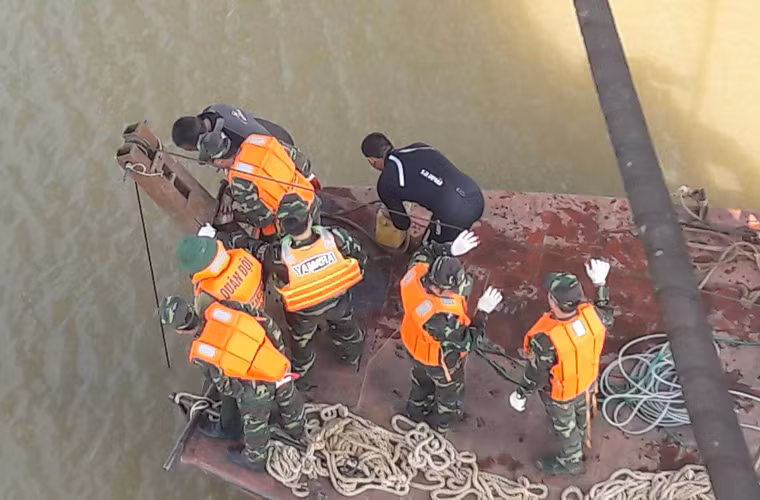 Theo lãnh đạo Ban chỉ huy Quân sự quận Long Biên: "Lực lượng chức năng sẽ dùng dây kéo quả bom từ từ vào bờ. Trong quá trình kéo quả bom ở dưới nước sẽ có người nhái của lực lượng công binh đỡ quả bom để nó di chuyển nhẹ nhàng dưới nước. Khi đưa được quả bom vào gần bờ sẽ dùng cần cẩu cẩu quả bom này lên xe ô tô và chở đi nơi khác xử lý".