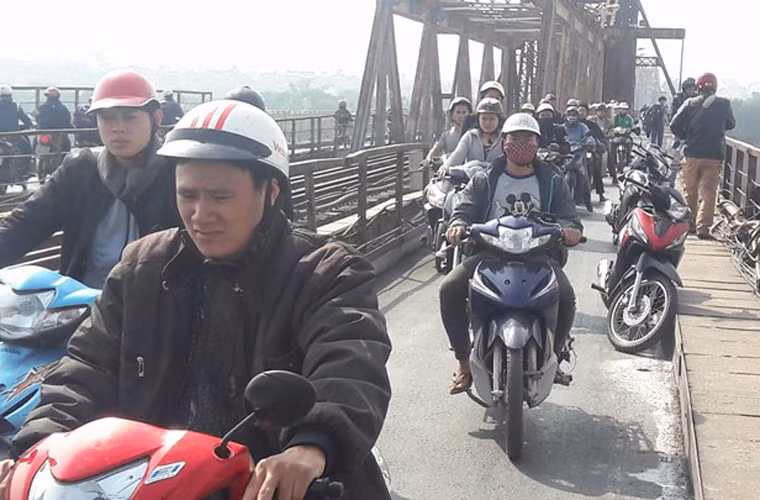 Giao thông vẫn diễn ra bình thường trên cầu Long Biên trong thời gian tiến hành trục vớt quả bom.