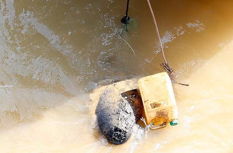 Và đến khoảng 14h10 các lực lượng chức năng đã đưa được bom nhô lên khỏi mặt nước. Trước đó, các cơ quan chức năng cho hay, quả bom dài khoảng 2m, đường kính thân chừng 60cm.