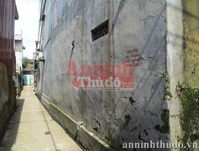 Địa điểm này là nơi tập trung nhiều đối tượng cộm cán, nguy hiểm, do vậy, các chiến sĩ CSHS đặc nhiệm đã phải nổ súng chỉ thiên để trấn áp. Chiều nay 28/11/2017, Phòng CSHS CATP Hà Nội đã chính thức thông tin vụ án này. Ảnh: Kín mít và chắc chắn là ấn tượng về ngôi nhà "đặc biệt" của nghi can bị lực lượng CSHS Hà Nội vây ráp