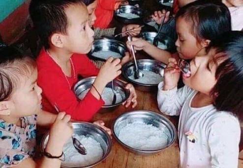 Hình ảnh bữa ăn cái bé được đăng tải trên MXH.