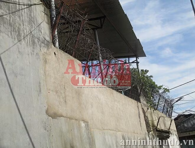 Không chỉ lắp camera xung quanh, nghi can còn thiết lập hàng rào dây thép gai dày đặc phía trên bức tường cao
