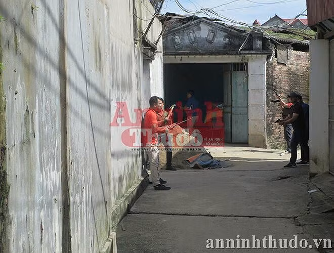 Đối mặt với nghi can đặc biệt nguy hiểm, các chiến sĩ của Phòng CSHS CATP Hà Nội đã lên kế hoạch vây ráp, với đầy đủ trang thiết bị hỗ trợ. Lực lượng CSHS sẵn sàng cho những tình huống chống đối manh động nhất