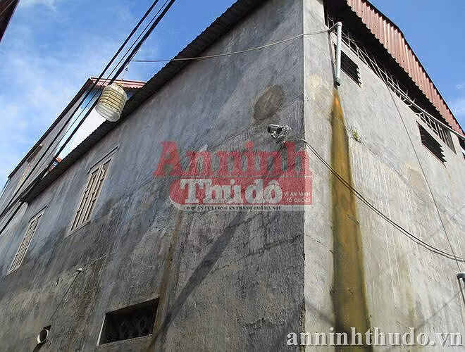 Thực hiện chuyên án đặc biệt vây bắt các nghi can liên quan tới đường dây tiêu thụ xe máy trộm cắp quy mô lớn, Phòng Cảnh sát hình sự của CATP Hà Nội đã triển khai lực lượng cùng trang thiết bị hỗ trợ vây ráp một ngôi nhà tại thôn Xuân Dương (xã Kim Lũ, huyện Sóc Sơn, Hà Nội), sáng 15/10/2017. Ảnh: Nằm trong con ngõ sâu ở một vùng ngoại thành yên ả của Hà Nội, ngôi nhà của nghi phạm được xây kiên cố với camera lắp xung quanh