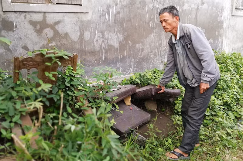 "Bàn ghế, đồ trong nhà bị họ đập phá hỏng, vứt ra vườn".