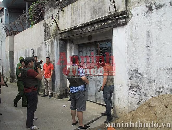 Người nhà nghi can ra 'điều đình' song nhanh chóng bị lực lượng CSHS khuất phục bằng những lời lẽ đanh thép, mạnh mẽ