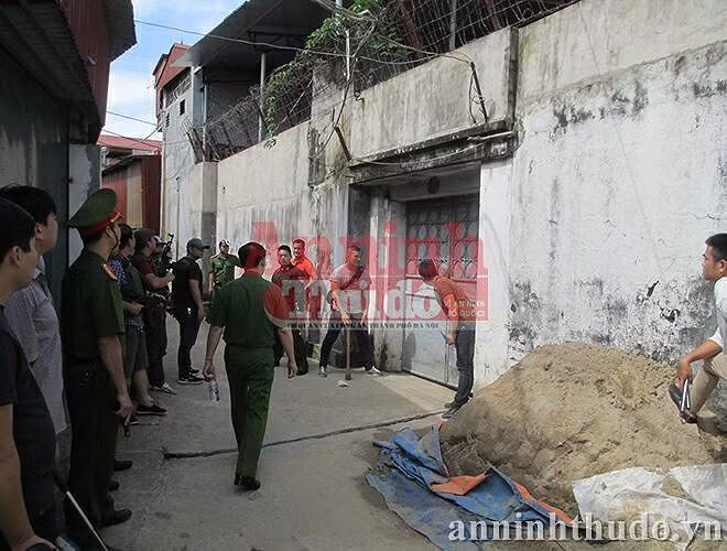 Nghi can là đối tượng nguy hiểm nên tỏ ra rất ngoan cố trước yêu cầu mở cửa của lực lượng CSHS. Phương án phá cửa để trấn áp được chuẩn bị sẵn sàng