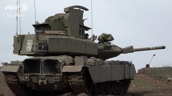 Tên lửa hiện là một trong những “sát thủ” xe tăng tốt nhất thế giới này được nạp lên bệ phóng thông qua một cửa sập ở phía sau, có cả chế độ “bắn và quên” và có thể tiêu diệt các mục tiêu cách xa đến 25km.