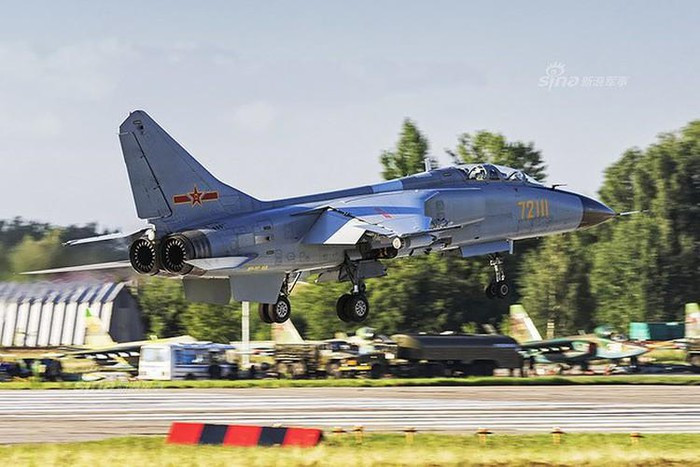 Loạt máy bay JH-7 đầu tiên được biên chế vào giữa thập niên 1990 để thử nghiệm đánh giá và phiên bản cải tiến JH-7A bắt đầu hoạt động sau đó không lâu.