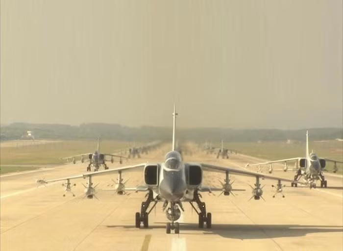 Theo các thông tin khác nhau, quân đội Trung Quốc có 160-180 máy bay JH-7 và vẫn đang tiếp tục sản xuất.