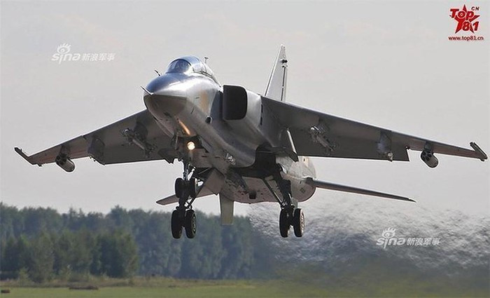 Máy bay được trang bị 02 động cơ Xian WS9, lực đẩy 54 kN, đốt nhiên liệu lần hai là 91,2 kN mỗi chiếc; vận tốc cực đại 1.808 km/h trên độ cao 11.000 m; tốc độ tuần tra 903 km/h; tầm bay 3.650 km; bán kính chiến đấu 1.650 km); trần bay 15 km.