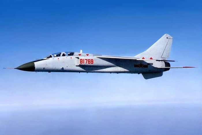 Xian JH-7 là loại cường kích bom xương sống của không quân và hải quân Trung Quốc, tuy vậy loại chiến đấu cơ này đang có tỷ lệ tai nạn khá cao, thậm chí chúng còn bị đặt cho biệt danh là "quan tài bay" hay "cỗ máy tạo ra các góa phụ".