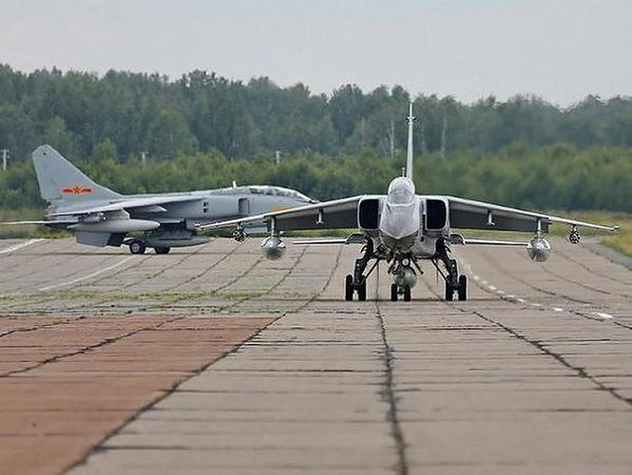 Ngoài ra còn có tên lửa không đối không PL-5, tên lửa chống hạm YJ-8K và YJ-82K, tên lửa chống radar YJ-91 và được trang bị bom rơi tự do và điều khiển bằng laser.