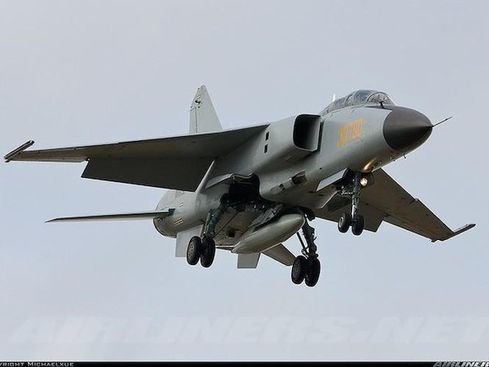 JH-7 có chiều dài 22,32m; sải cánh 12,7 m; chiều cao 6,57m; trọng lượng không tải 14.500 kg; trọng lượng cất cánh tối đa 28.475 kg.