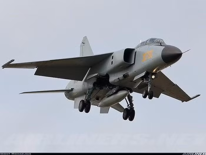 JH-7 có chiều dài 22,32m; sải cánh 12,7 m; chiều cao 6,57m; trọng lượng không tải 14.500 kg; trọng lượng cất cánh tối đa 28.475 kg.