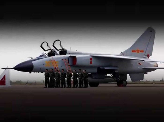 JH-7 là viết tắt của từ Jian Hong-7, trong đó “Jian” là chỉ máy bay tiêm kích, “Hong” là tên hiệu của máy bay ném bom.