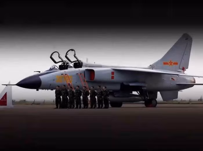 JH-7 là viết tắt của từ Jian Hong-7, trong đó “Jian” là chỉ máy bay tiêm kích, “Hong” là tên hiệu của máy bay ném bom.