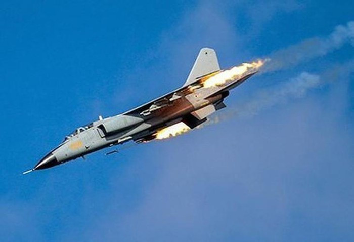 Việc Trung Quốc đem loại máy bay cường kích JH-7 bắn tên lửa thị uy khiến giới quan sát không khỏi lo ngại, do loại máy bay này nổi tiếng thiếu an toàn.