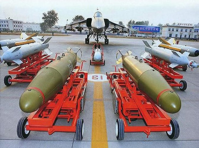 JH-7 có thể mang được 6.500 kg vũ khí; được trang bị 01 pháo tự động hai nòng 23 mm GSh-23L, 300 viên đạn.